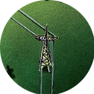 Ein hoher, an Kabeln aufgehängter Strommast vor einem grünen Hintergrund.