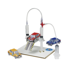 Eine Miniatur-Hebebühne mit drei Miniaturautos und auf einer Plattform stehen.