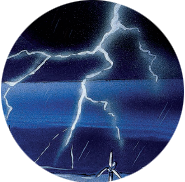 Eine dramatische Szene eines Gewitters über einer Landschaft mit Windkraftanlagen.