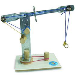 Eine einfache Maschine aus Metall und Holz, die dazu dient, einen Ring mit Hilfe eines Flaschenzugsystems anzuheben.