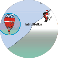 Ein am Himmel schwebender Heißluftballon und eine Person auf einem Berggipfel, die eine Fahne hält.