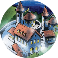 Eine malerische Festung mit zahlreichen Gebäuden, darunter auch Türme, inmitten grüner Hügel und eines Gewässers.